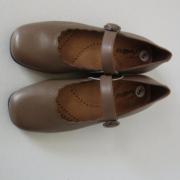 Trotters Sugar Leather Flat Shoe - Picture 6 of 8